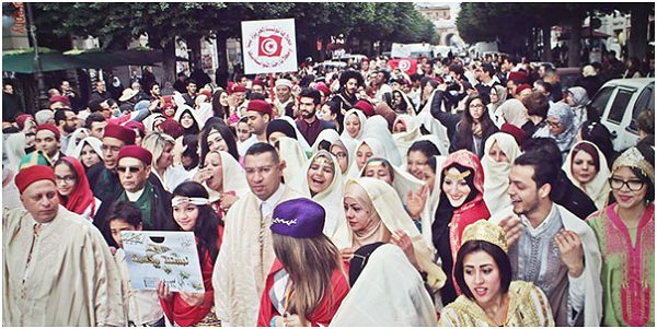LA GRANDE MARCHE POUR L'HABIT TRADITIONNEL TUNISIEN  A TRAVERS LA MEDINA DE TUNIS   