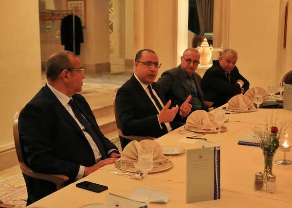 Discussion  entre le chef du gouvernement et un groupe d'investisseurs à Djerba
